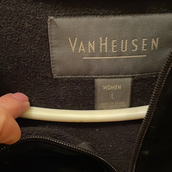 Van husen coat.. it is velvet with fleece lining it fits more like a xl. - Picture 2 of 6